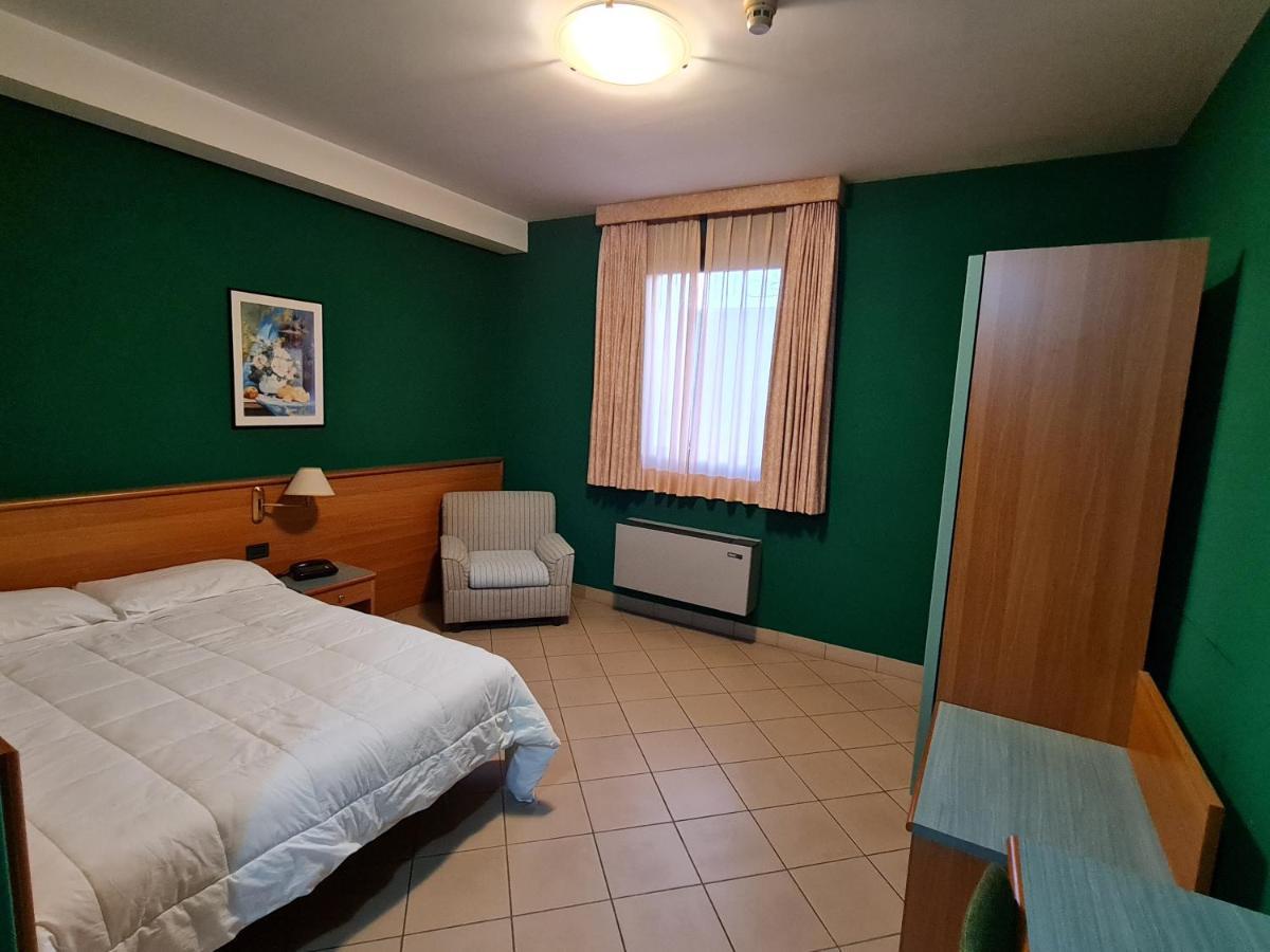 Modo Hotel Верчели Екстериор снимка